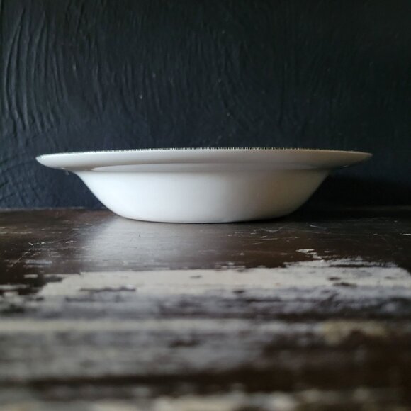 Vintage "The Old Curiosity Shop" Rim Soup Bowl Currier & Ives Royal China USA - Picture 4 of 5